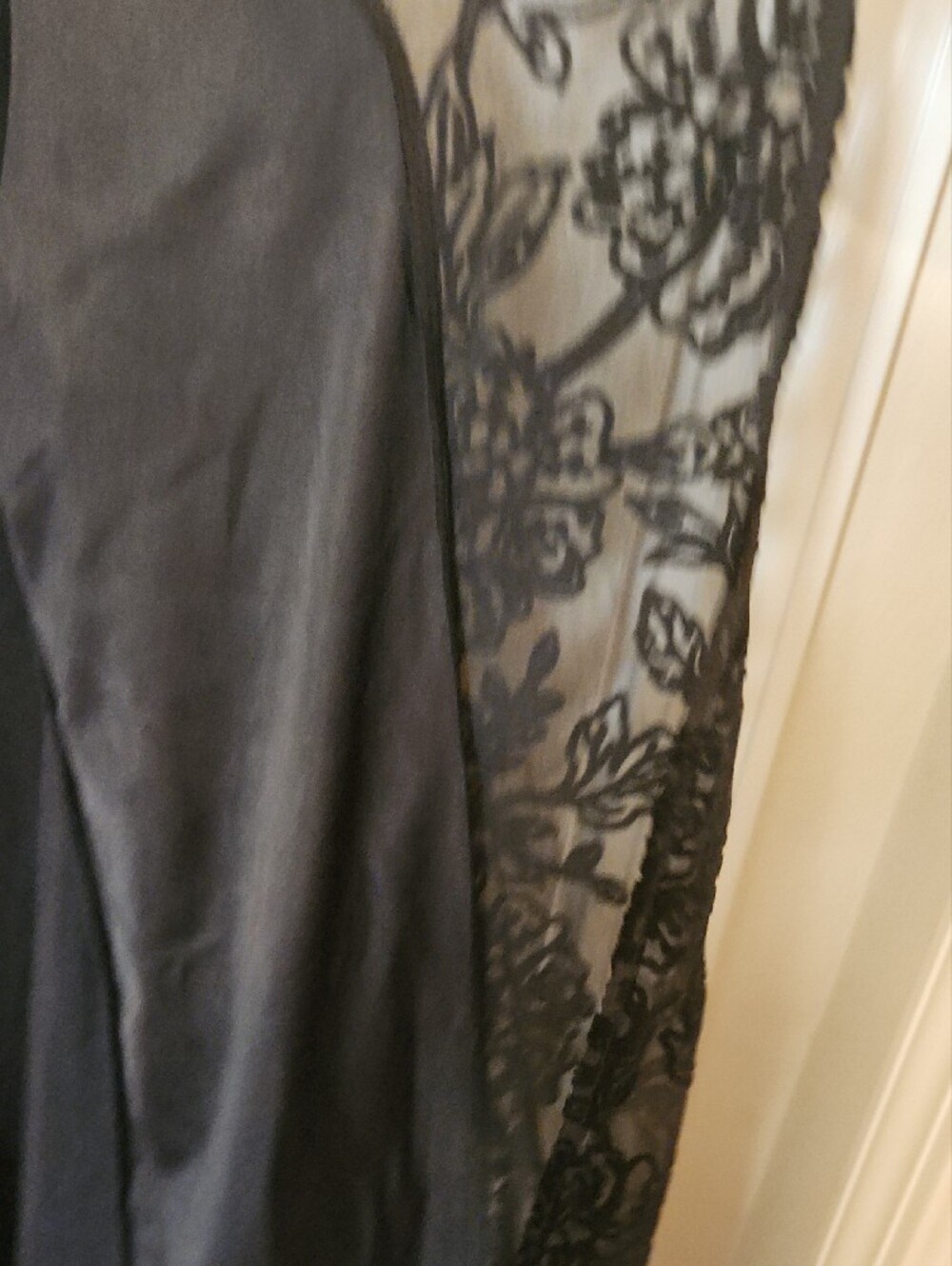 Knox Rose Black Velvet Kimono with Floral Lace Back - Picture 4 of 5
